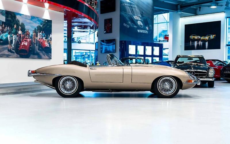 Second-hand Jaguar E-Type 265 CP (194 kW) 1966 Auriu Cabrio