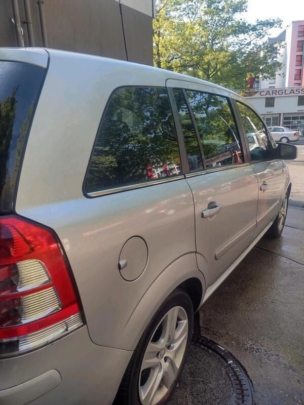 Silber Gebraucht 2010 Opel Zafira Van / Kleinbus | 2.500 € (Superpreis) - Bild 1/4