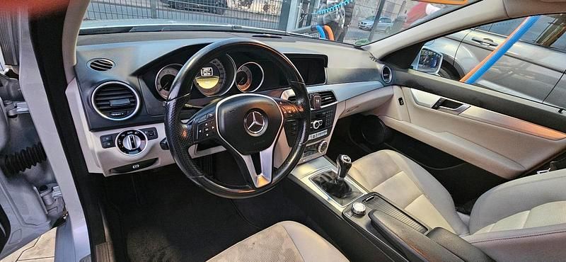 Grau Gebraucht 2011 Mercedes C200 Limousine | 7.999 € - Bild 1/4