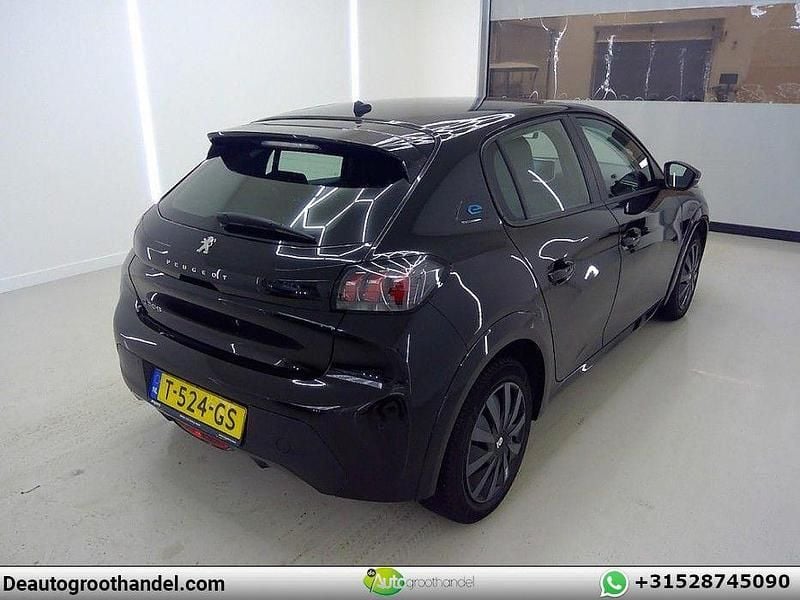Gebraucht Peugeot e-208 Active 100 kW (136 PS) 2023 Schwarz Kleinwagen