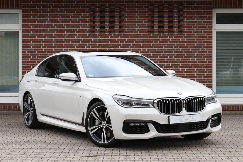 Weiß Gebraucht 2017 BMW 750 M Sport Limousine | 31.890 € (Guter Preis) - Bild 1/4