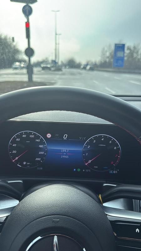 Gebraucht Mercedes GLB200 163 PS (119 kW) 2024 Schwarz SUV