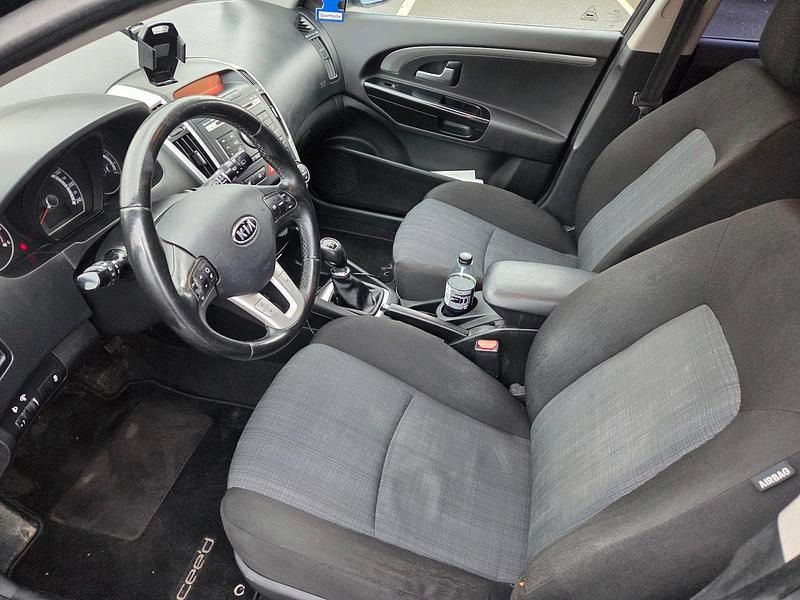 Gebraucht Kia Ceed 115 PS (84 kW) 2011 Schwarz Kleinwagen