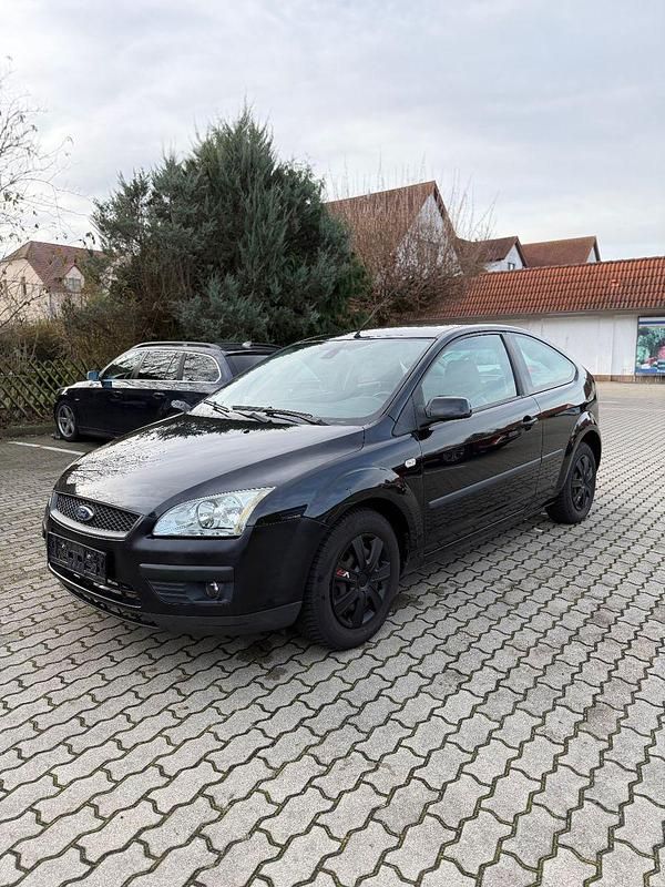 Schwarz Gebraucht 2005 Ford Focus Ambiente Limousine | 1.650 € (Superpreis) - Bild 1/4