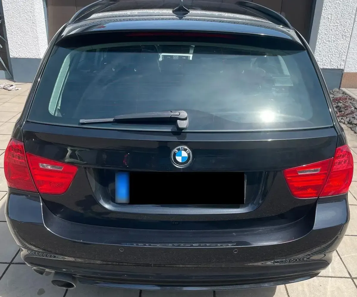 Gebraucht BMW 320 Sport Line 184 PS (135 kW) 2011 Schwarz Kombi