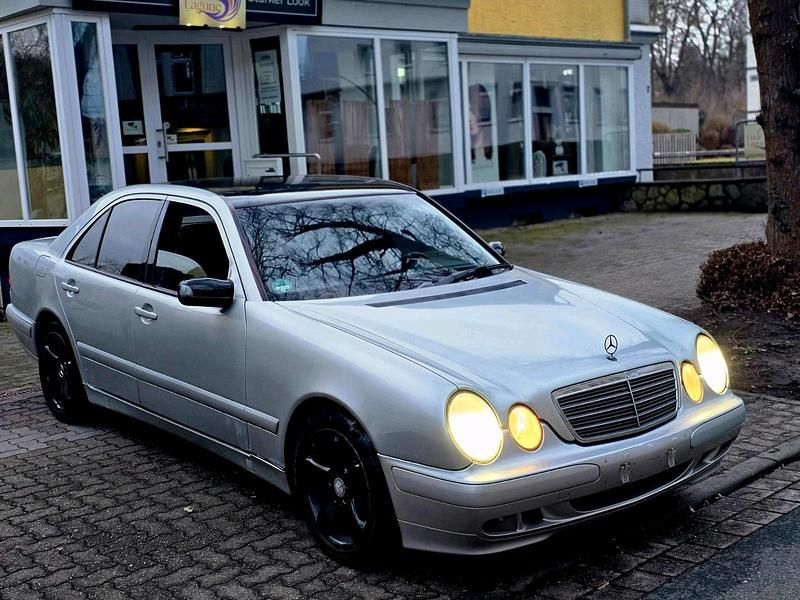 Gebraucht Mercedes E220 143 PS (105 kW) 2002 Silber Limousine