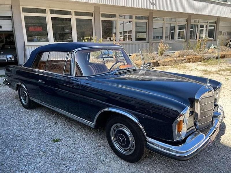 Blau Gebraucht 1965 Mercedes W111 Cabrio | 95.000 € - Bild 1/4