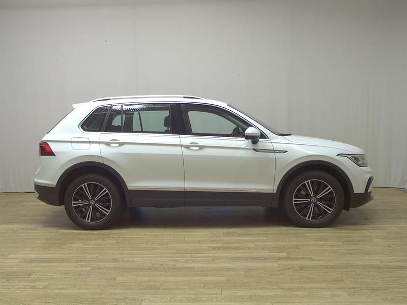 Weiss Gebraucht 2021 VW Tiguan Elegance SUV | 25.980 € (Guter Preis) - Bild 1/4