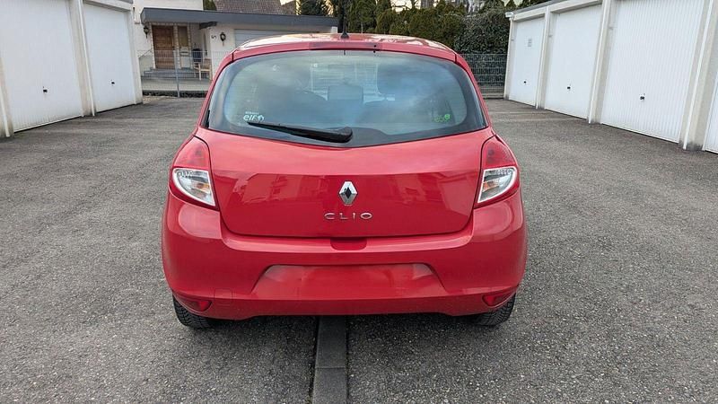 Second-hand Renault Clio II Expression 75 CP (55 kW) 2010 Roșu Berlinǎ