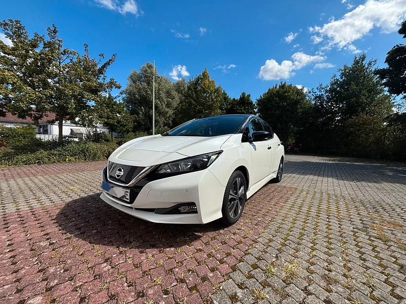 Weiß Gebraucht 2020 Nissan Leaf Kleinwagen | 14.800 € (Etwas zu teuer) - Bild 1/4