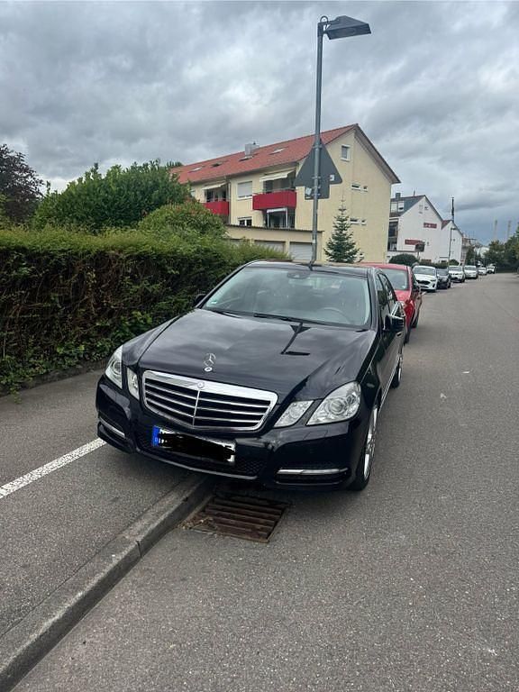 Schwarz Gebraucht 2011 Mercedes E220 Avantgarde Limousine | 10.900 € (Fairer Preis) - Bild 1/4