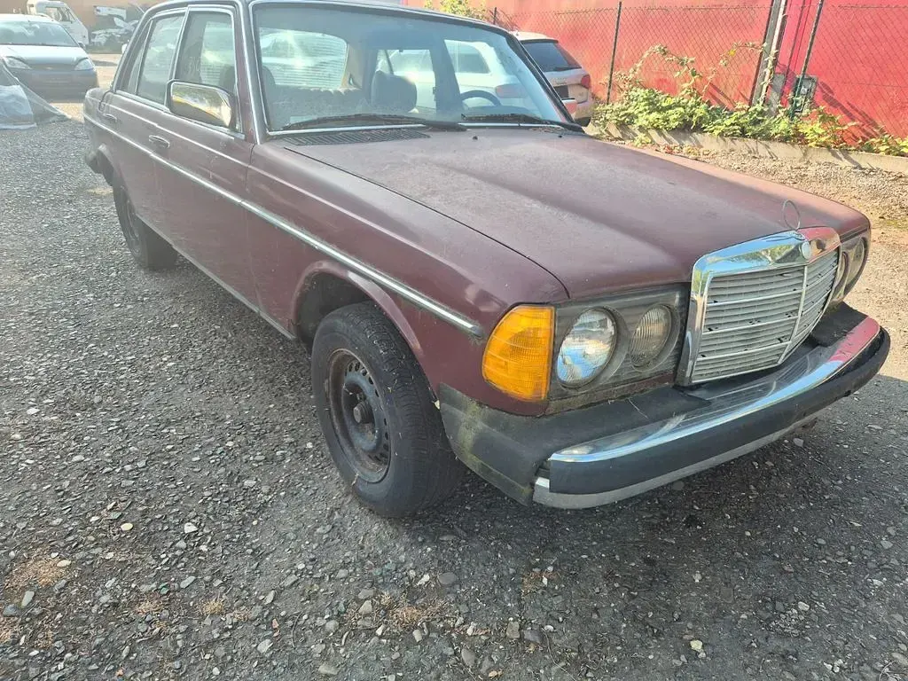 Gebraucht Mercedes 240 72 PS (52 kW) 1983 Rot Limousine
