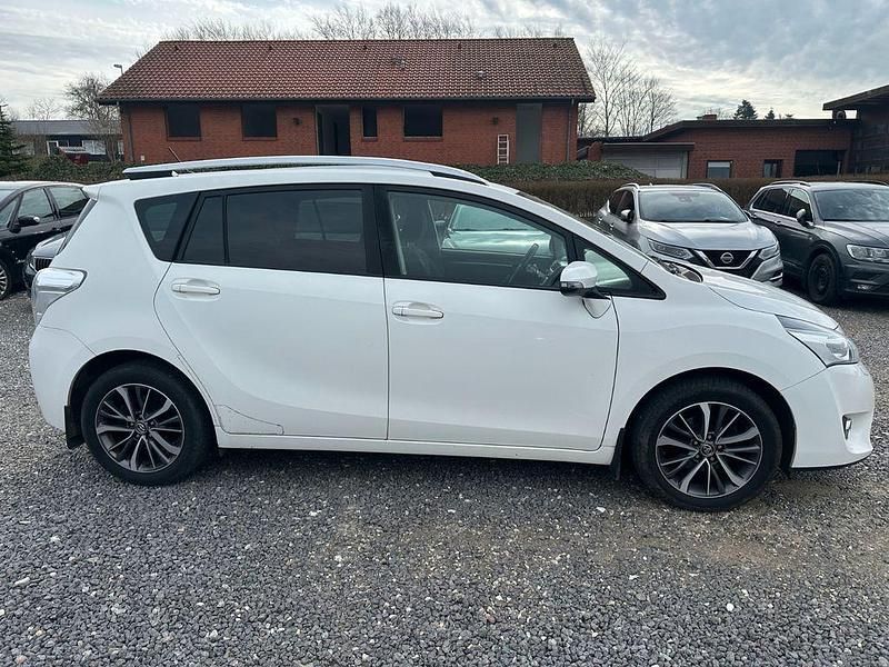 Gebraucht Toyota Verso 147 PS (108 kW) 2016 Weiß Van / Kleinbus