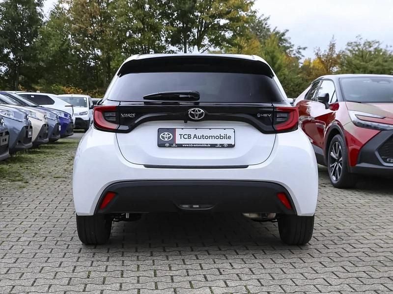 Neu Toyota Yaris Hybrid 116 PS (85 kW) 2025 Weiß Limousine