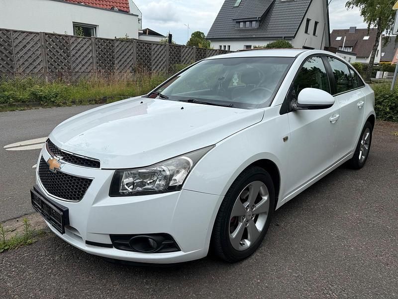 Weiß Gebraucht 2011 Chevrolet Cruze Limousine | 2.850 € (Guter Preis) - Bild 1/4