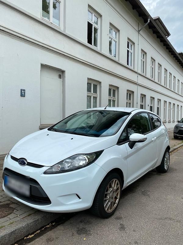 Gebraucht Ford Fiesta 65 PS (47 kW) 2009 Weiß Kleinwagen