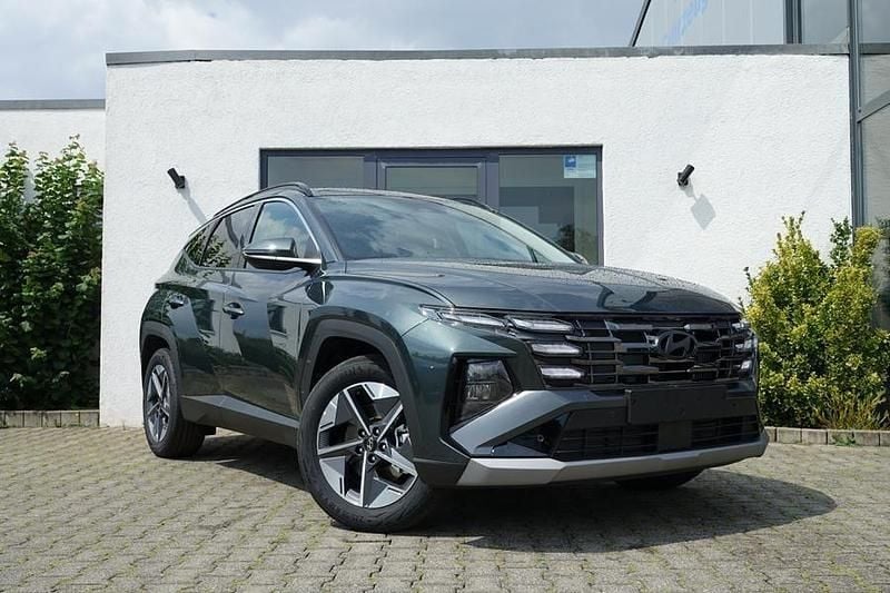 Cypress green Neu 2025 Hyundai Tucson Trend SUV | 31.870 € (Superpreis) - Bild 1/4