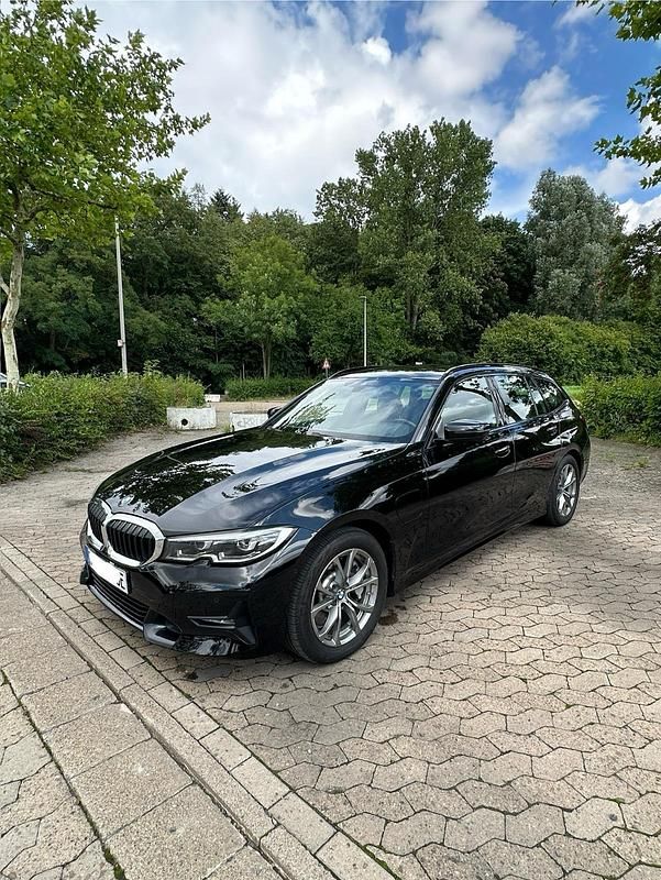 Schwarz Gebraucht 2020 BMW 330e Sport Line Kombi | 24.390 € (Fairer Preis) - Bild 1/4
