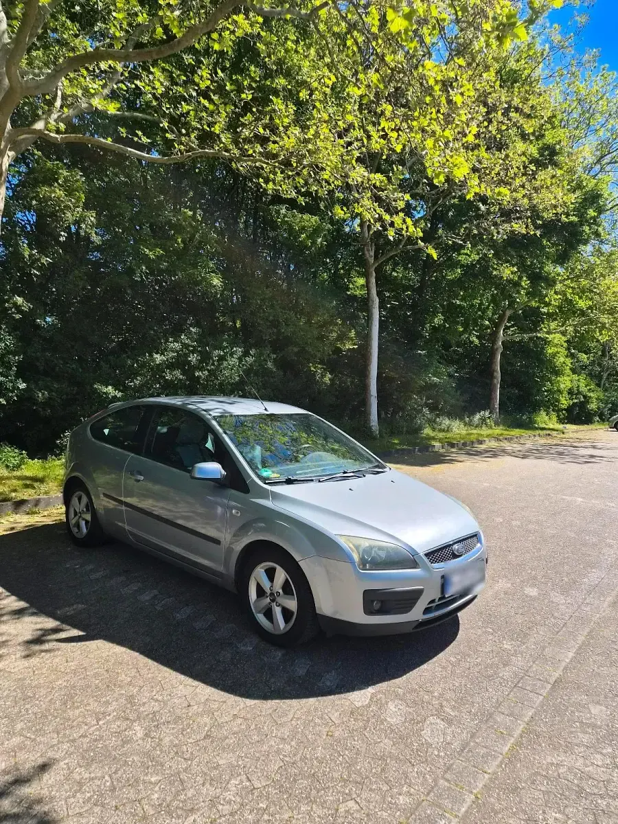 Second-hand Ford Focus 100 CP (73 kW) 2005 Argintiu Hatchback