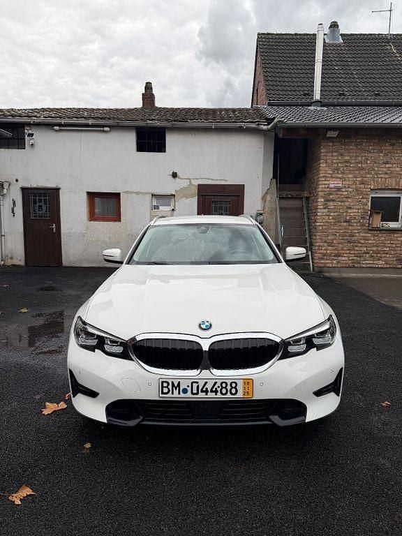 Weiß Gebraucht 2021 BMW 318 Advantage Kombi | 22.999 € (Guter Preis) - Bild 1/4