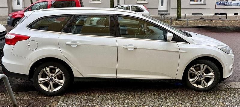 Gebraucht Ford Focus Champions Edition 125 PS (91 kW) 2012 Weiß Kombi