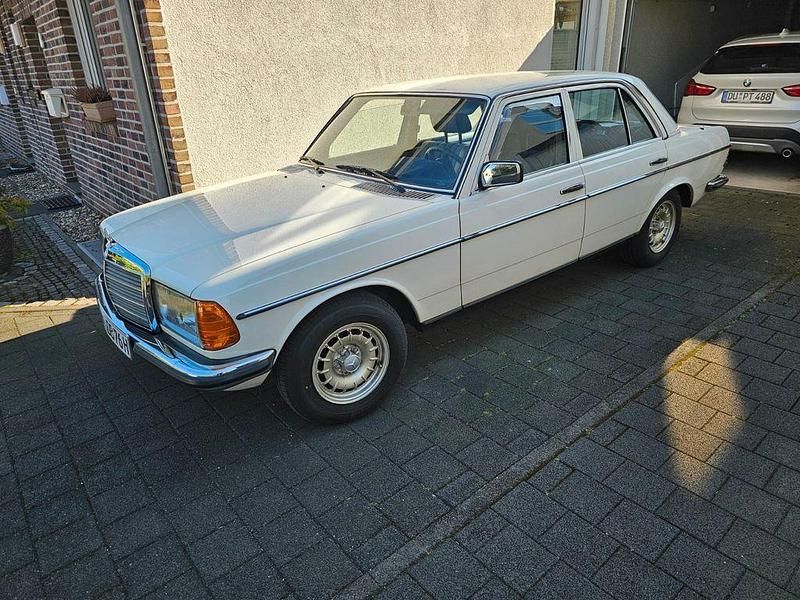 Gebraucht Mercedes E280 177 PS (130 kW) 1976 Weiß Limousine