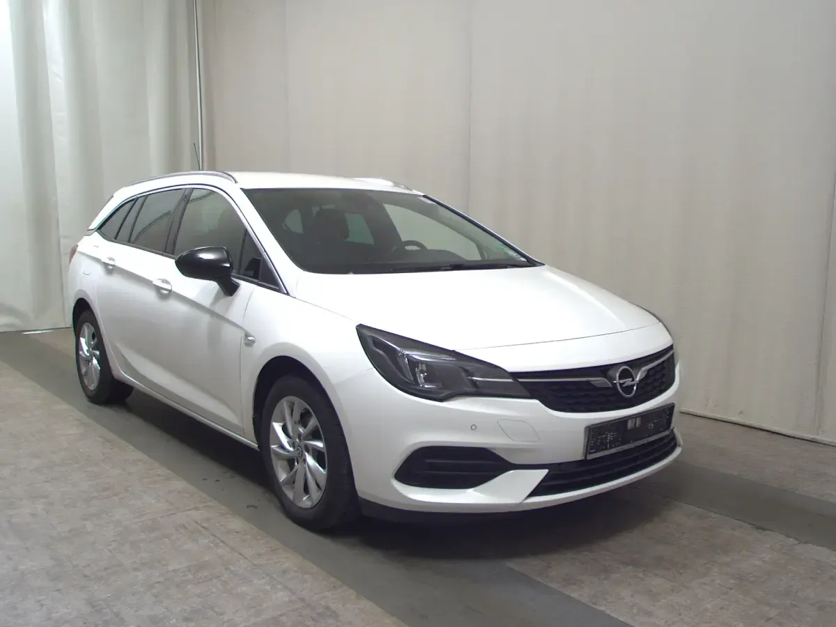 Używany Opel Astra Elegance 105 KM (77 kW) 2021 Biały Kombi