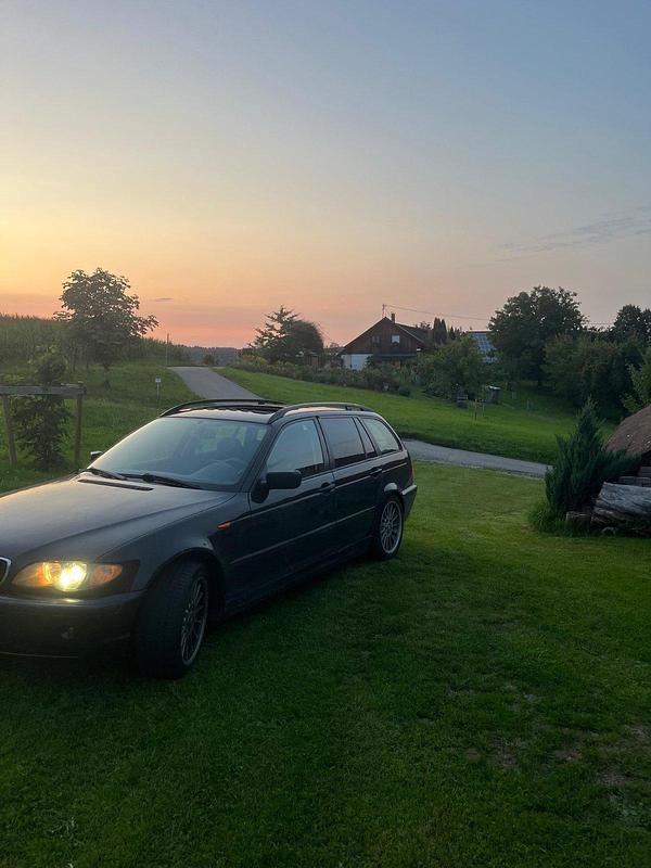 Schwarz Gebraucht 2005 BMW 320 Kombi | 2.200 € - Bild 1/4