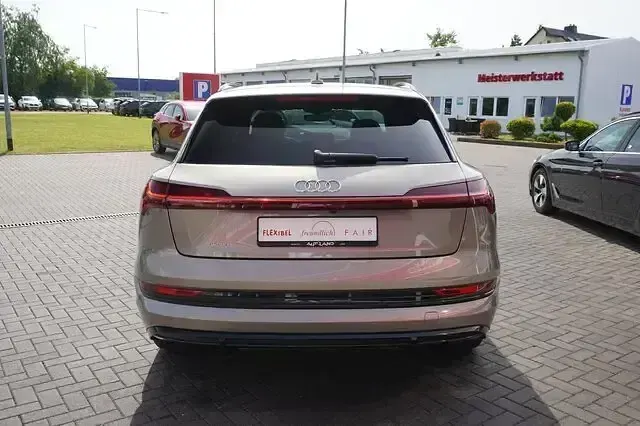 Gebraucht Audi e-tron S-Line 230 kW (313 PS) 2021 Sonderlack audi (metallic) SUV