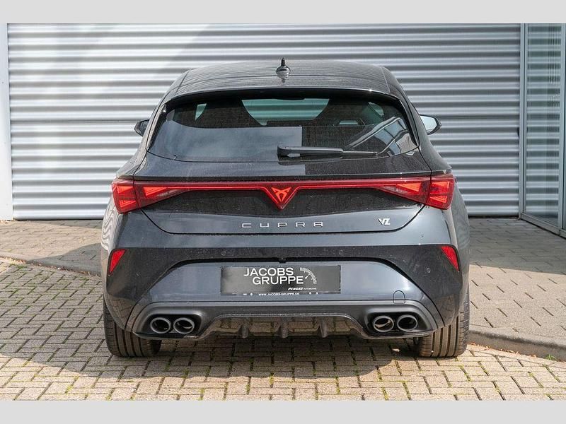Neu Cupra Leon VZ 300 PS (220 kW) 2025 Midnight schwarz Limousine