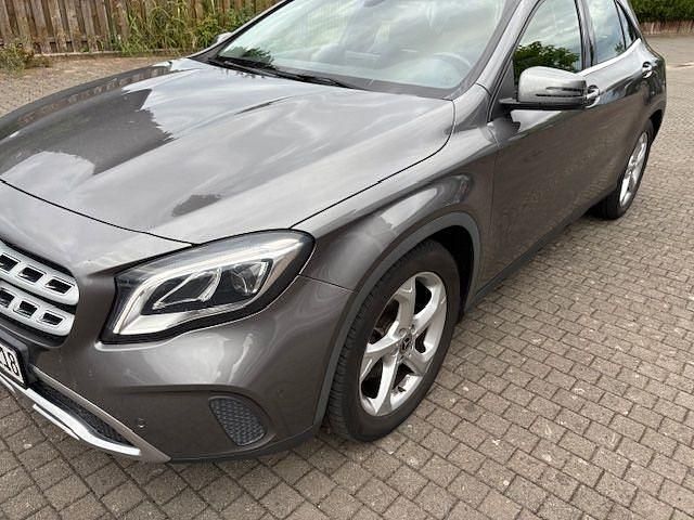 Grau Gebraucht 2018 Mercedes GLA200 Urban SUV | 21.888 € (Fairer Preis) - Bild 1/4