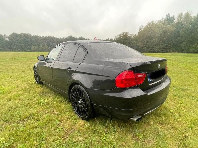 Gebraucht BMW 318 143 PS (105 kW) 2012 Schwarz Limousine