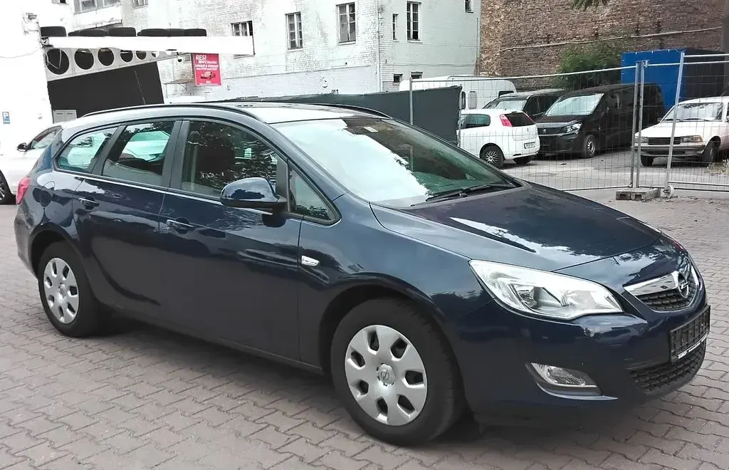 Gebraucht Opel Astra Selection 101 PS (74 kW) 2012 Blau Kombi