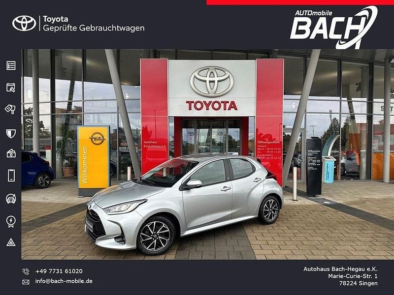 Silber Gebraucht 2022 Toyota Yaris Hybrid Team Limousine | 19.990 € (Fairer Preis) - Bild 1/4