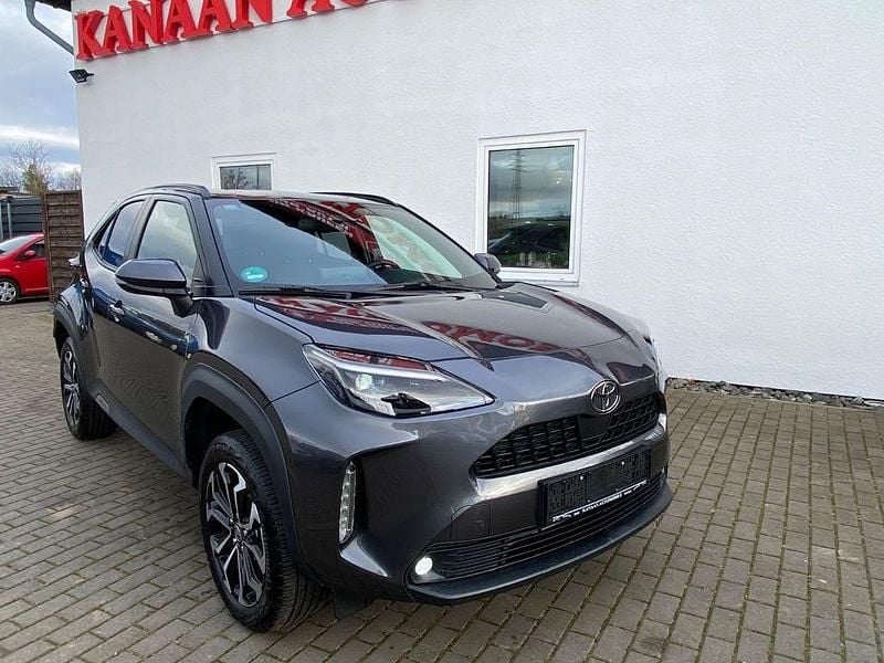 Grau Gebraucht 2025 Toyota Yaris Cross SUV | 21.900 € (Superpreis) - Bild 1/4