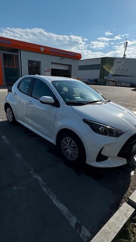 Weiß Gebraucht 2023 Toyota Yaris Kleinwagen | 13.500 € (Superpreis) - Bild 1/4