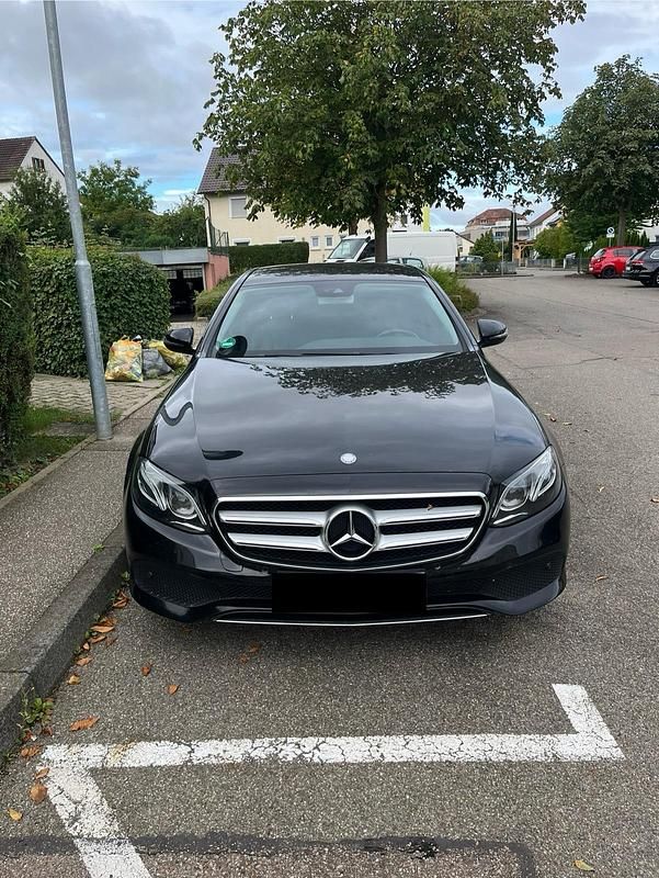 Schwarz Gebraucht 2017 Mercedes E220 Limousine | 23.499 € (Fairer Preis) - Bild 1/4