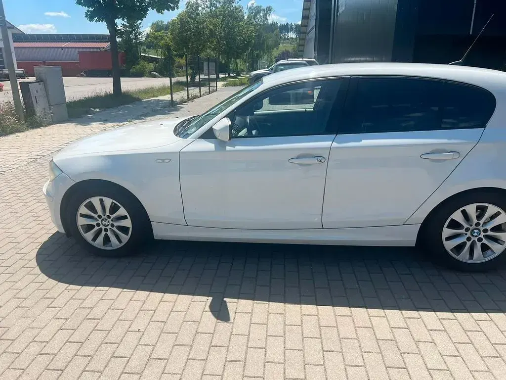 Gebraucht BMW 116 116 PS (85 kW) 2011 Weiß Kleinwagen