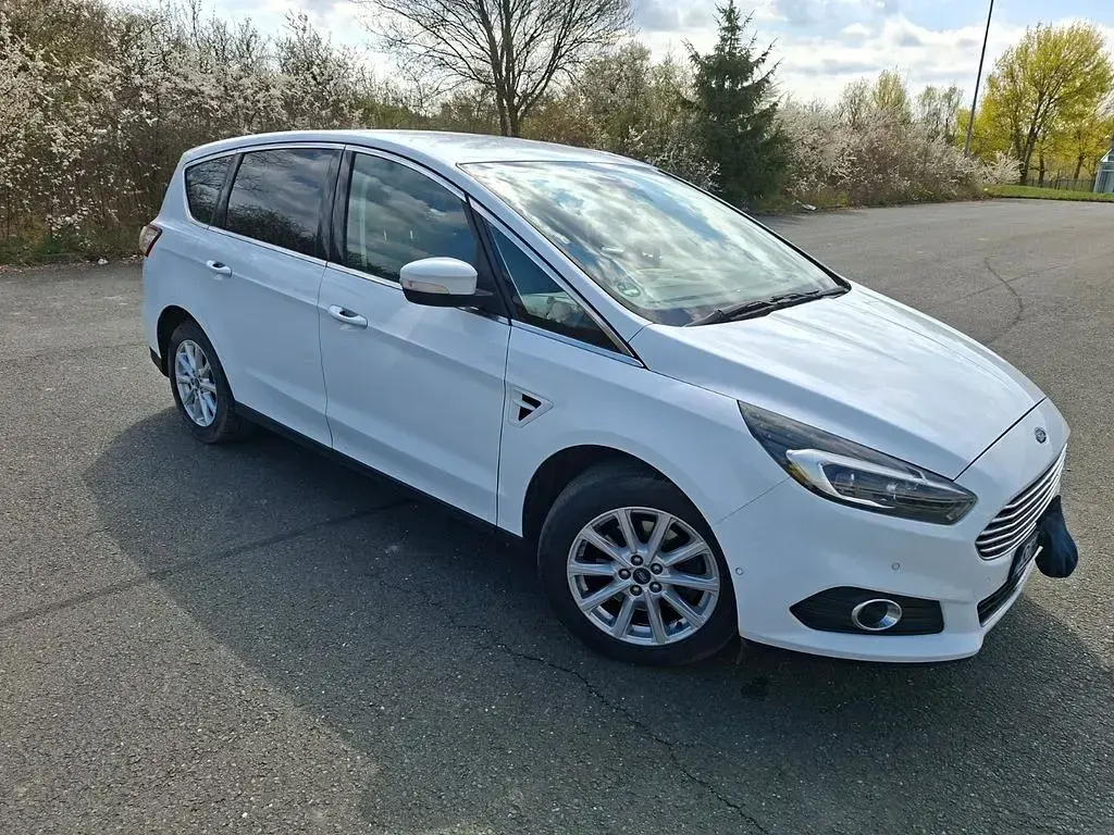 Gebraucht Ford S-MAX Titanium 179 PS (131 kW) 2018 Weiß Van / Kleinbus