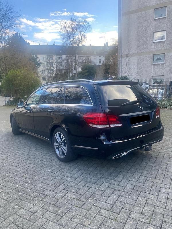 Gebraucht Mercedes E220 Avantgarde 170 PS (125 kW) 2016 Schwarz Kombi