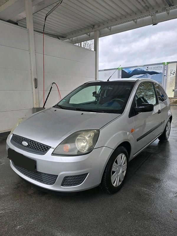 Gebraucht Ford Fiesta Ambiente 70 PS (51 kW) 2005 Silber Kleinwagen