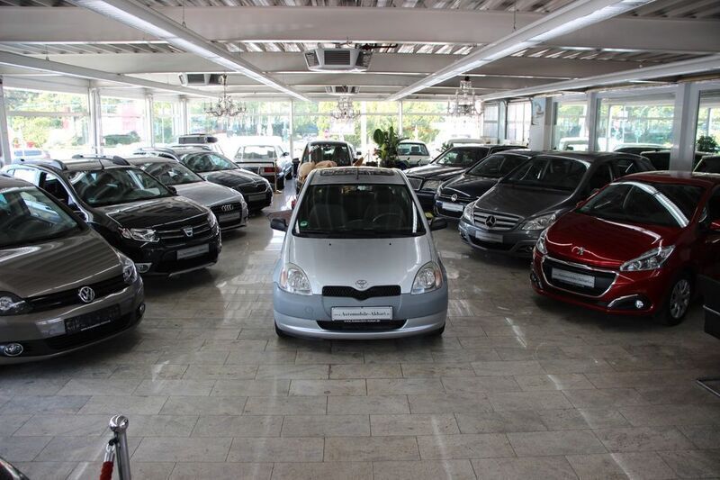 Grau Gebraucht 1999 Toyota Yaris Limousine | 1.850 € (Fairer Preis) - Bild 1/4