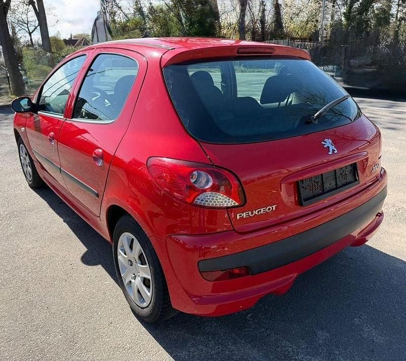Usado Peugeot 206 Basis 75 HP (55 kW) 2009 Vermelho Sedan