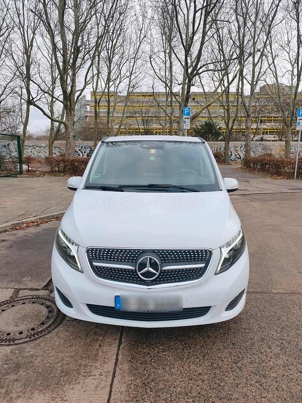 Weiß Gebraucht 2015 Mercedes V250 Edition Van / Kleinbus | 25.500 € (Superpreis) - Bild 1/4