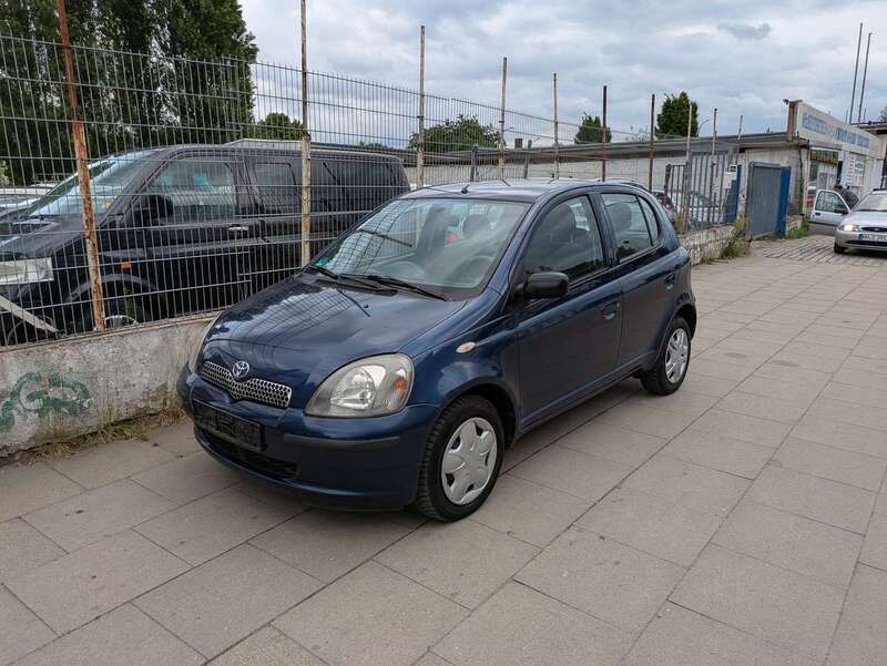 Blau Gebraucht 2002 Toyota Yaris Sol Limousine | 1.700 € (Fairer Preis) - Bild 1/4