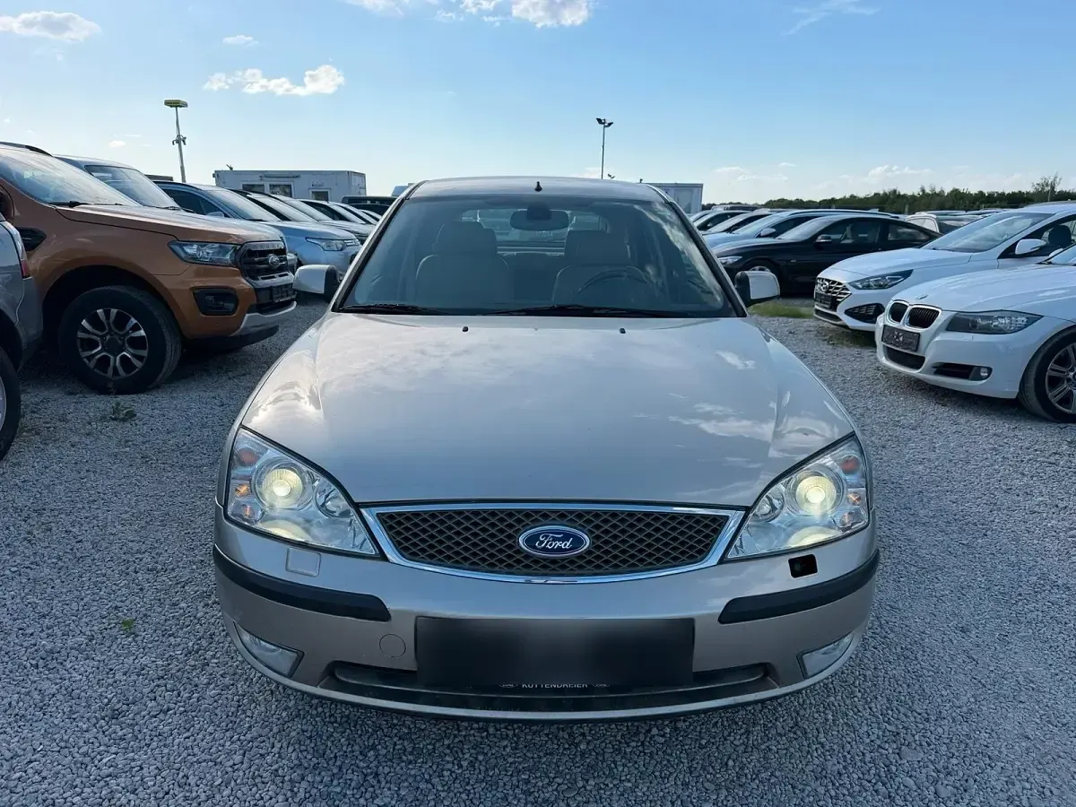 Usado Ford Mondeo Ghia 170 CV (125 kW) 2004 Dorado Berlina