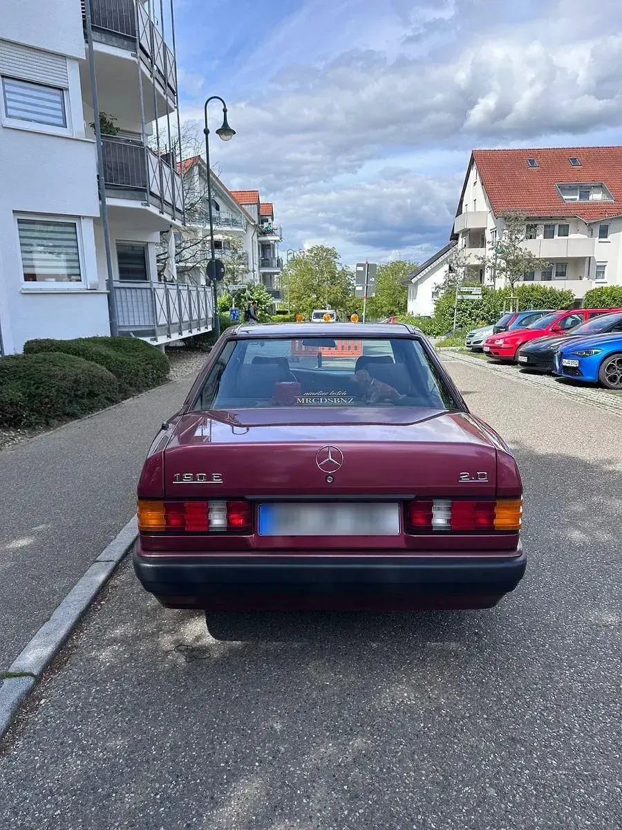Używany Mercedes 190 122 KM (89 kW) 1990 Czerwony Sedan/Limuzyna