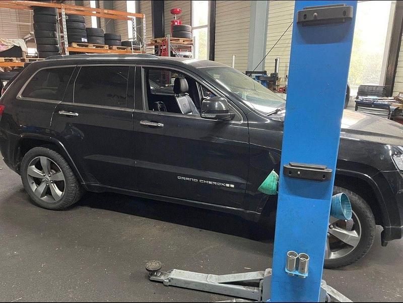 Gebraucht Jeep Grand Cherokee Overland 250 PS (183 kW) 2016 Schwarz SUV