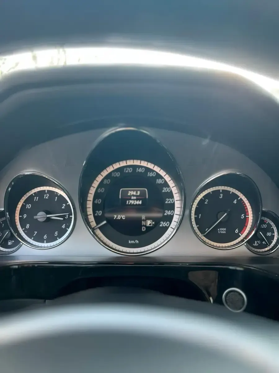 Gebraucht Mercedes E220 170 PS (125 kW) 2012 Schwarz Limousine