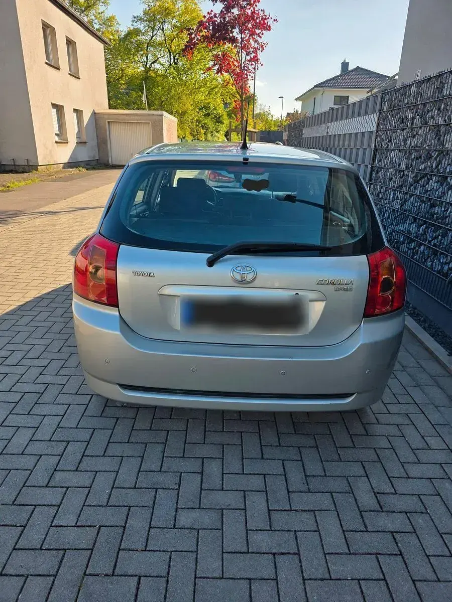Używany Toyota Corolla 90 KM (66 kW) 2006 Srebrny Sedan/Limuzyna